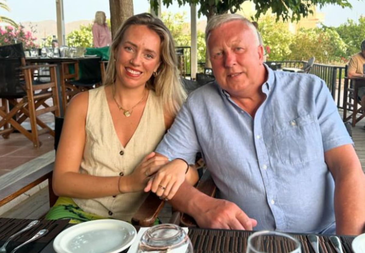 Дівчина вирішила пожартувати над незручною ситуацією Дівчина вирішила пожартувати над незручною ситуацією