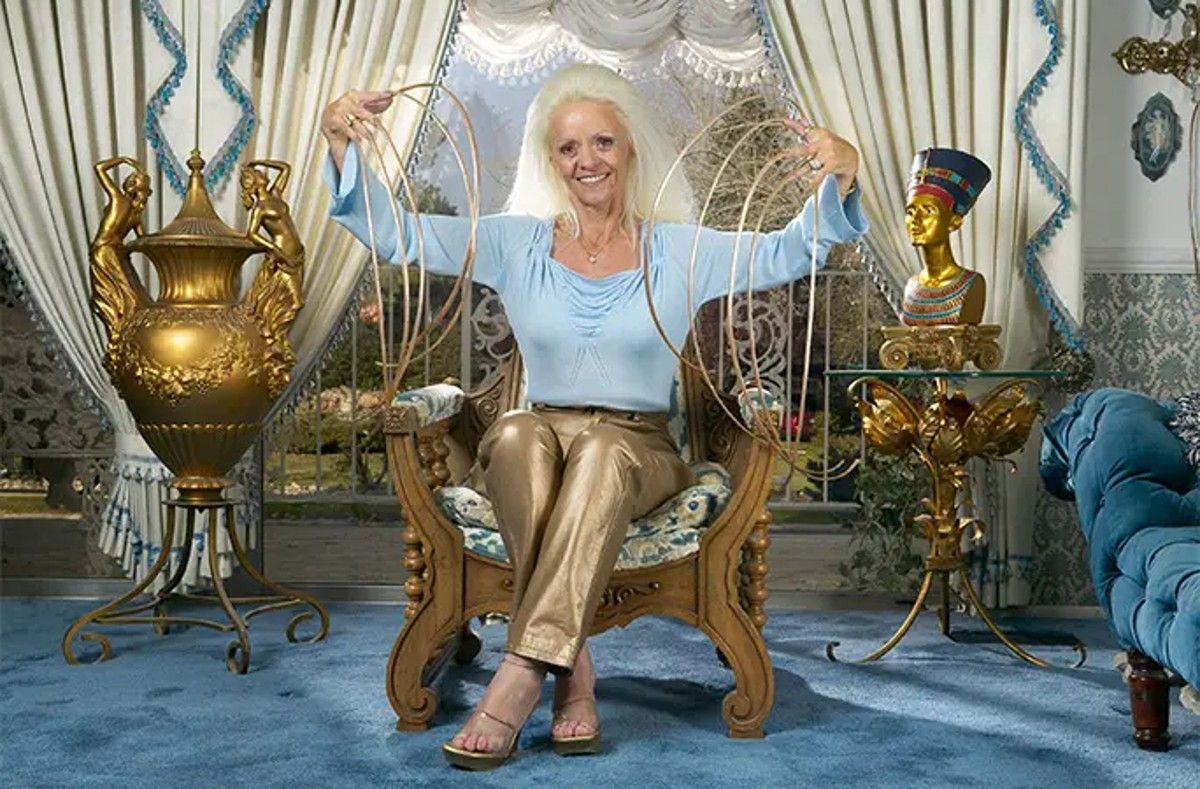 Женщина всегда красила ногти в золотой цвет Женщина всегда красила ногти в золотой цвет