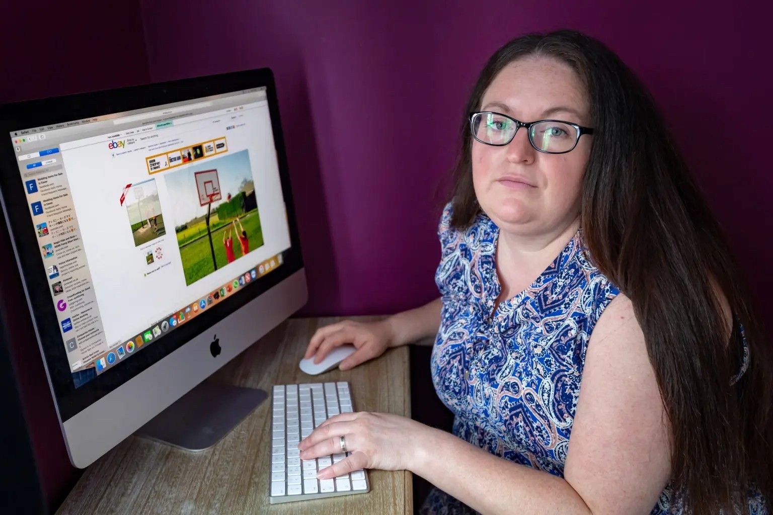 Женщина делает покупки неосознанно Женщина делает покупки неосознанно