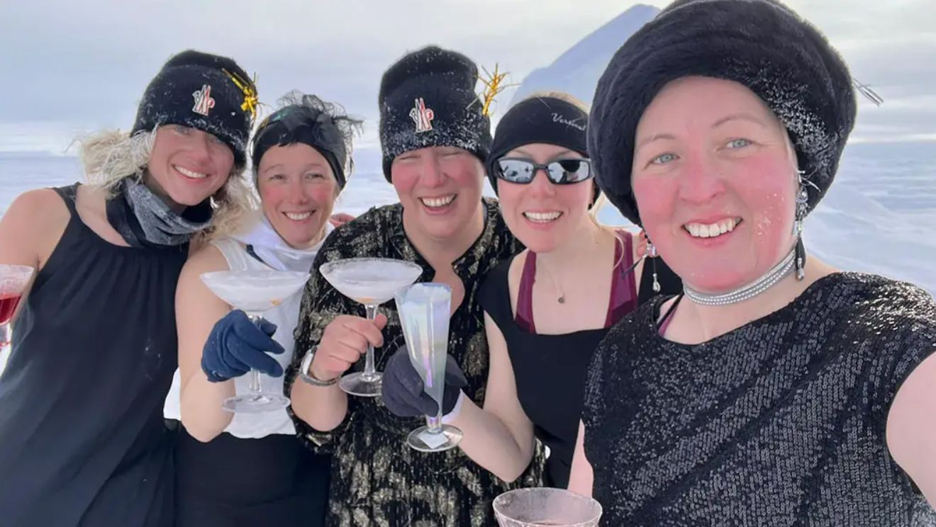 Подруги-авантюристки устроили коктейльную вечеринку в Арктике