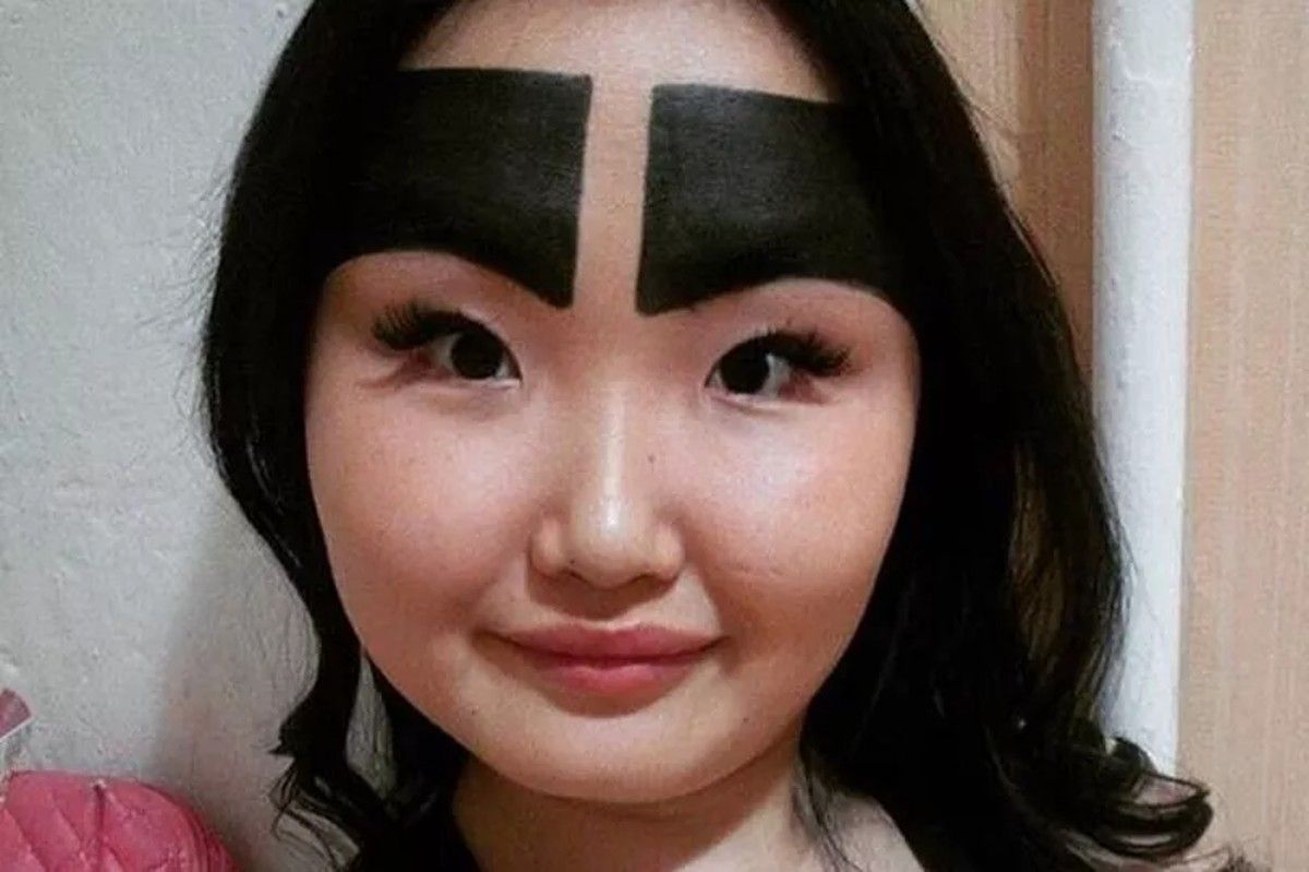 Девушка делала огромные брови с помощью макияжа Девушка делала огромные брови с помощью макияжа