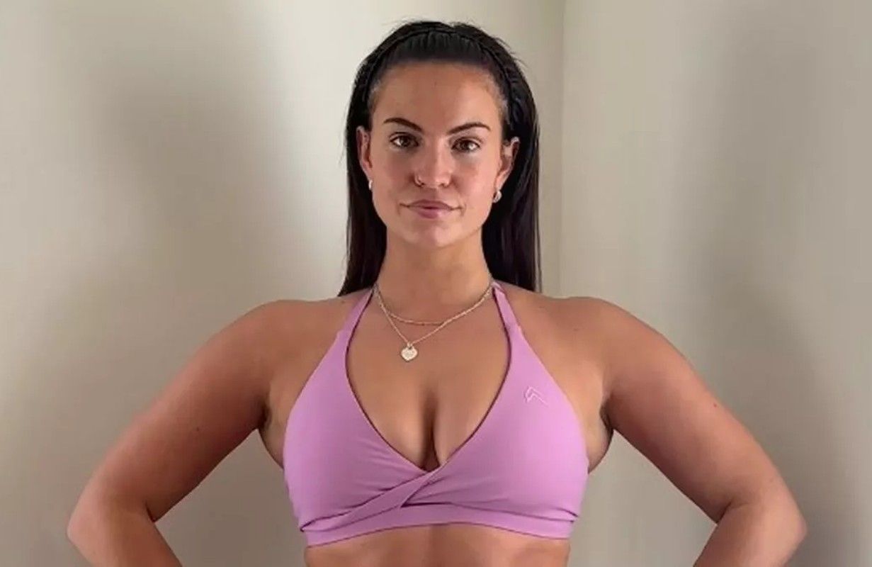 Девушка преодолевает стереотипы относительно красоты тела Девушка преодолевает стереотипы относительно красоты тела