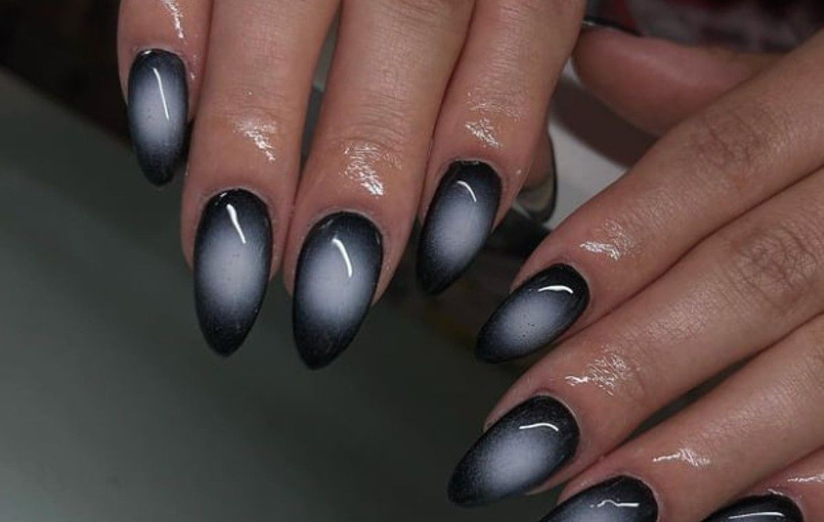 Нігті поєднують у собі два відтінка Нігті поєднують у собі два відтінка