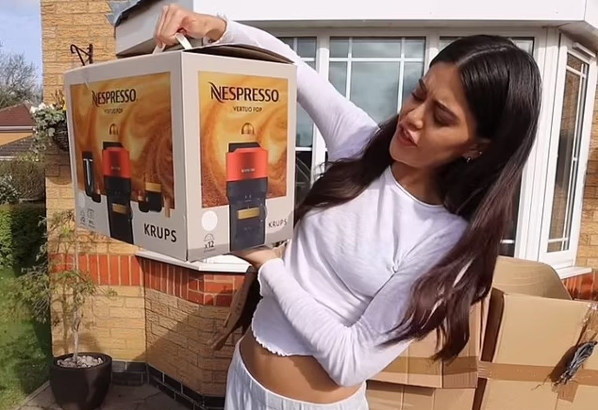 Девушка нашла много интересных вещей Девушка нашла много интересных вещей