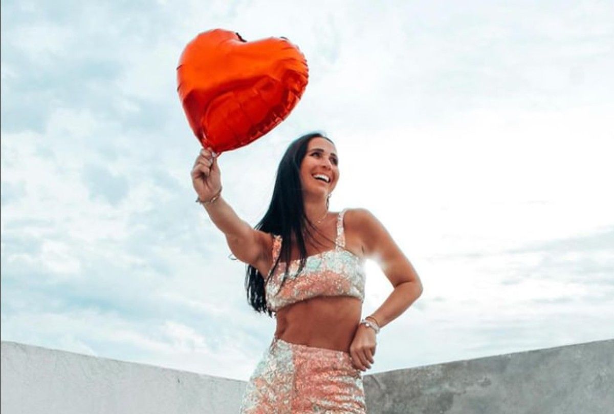 Девушка надеется найти свою любовь Девушка надеется найти свою любовь