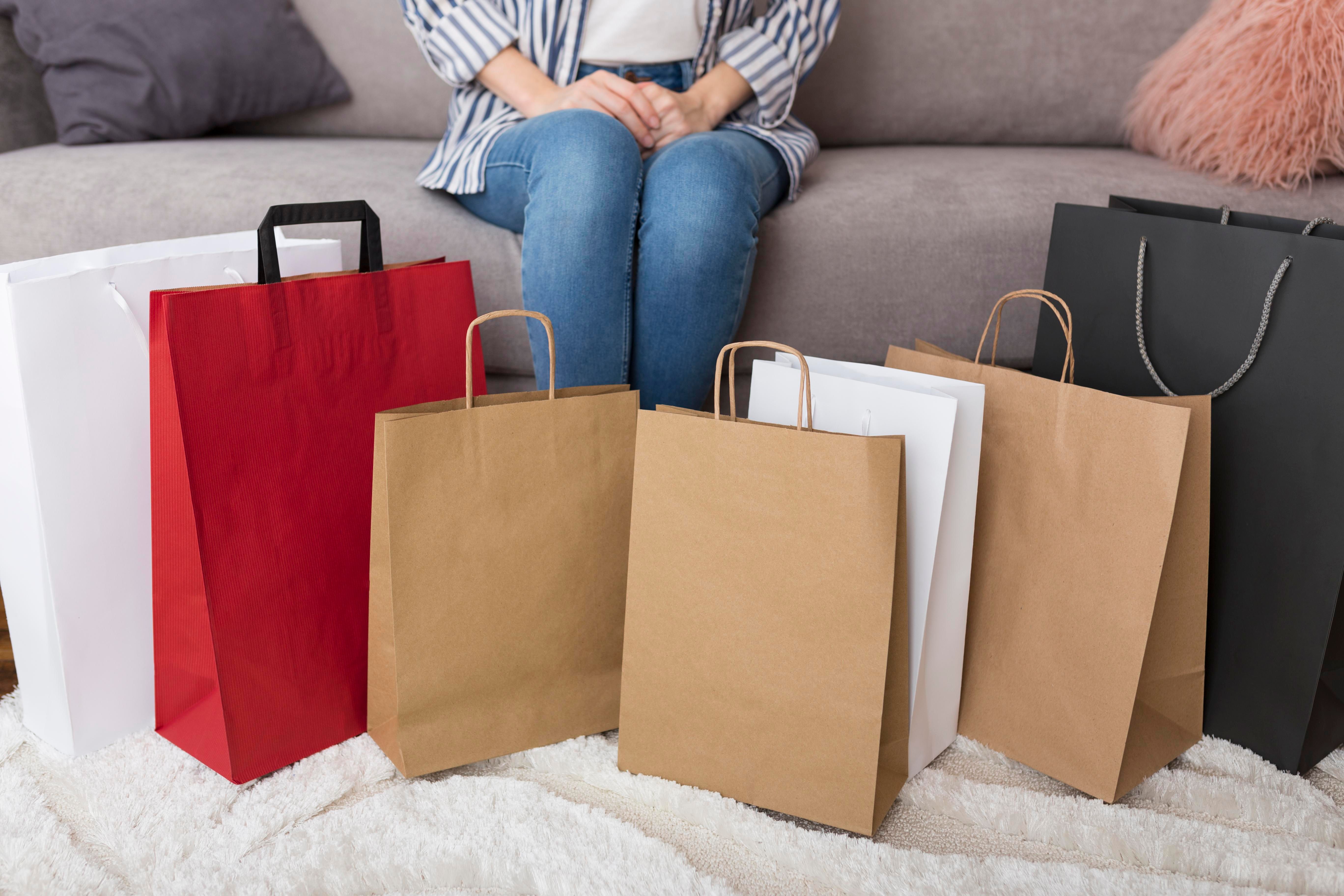 Девушка имеет зависимость от покупок Девушка имеет зависимость от покупок