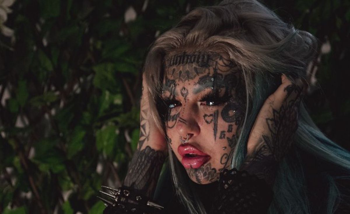 Дівчина зробила татуювання на очах Дівчина зробила татуювання на очах