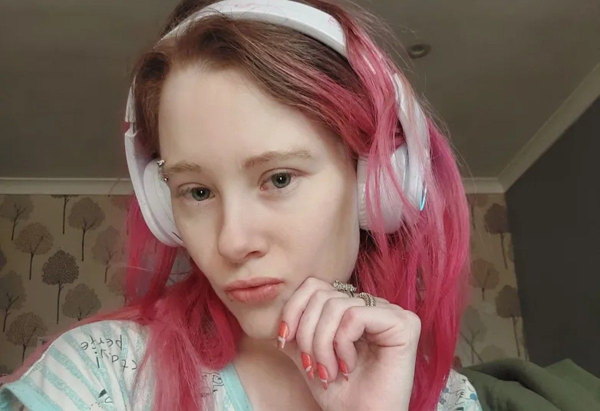 Доросла дівчина виглядає, як підліток Доросла дівчина виглядає, як підліток