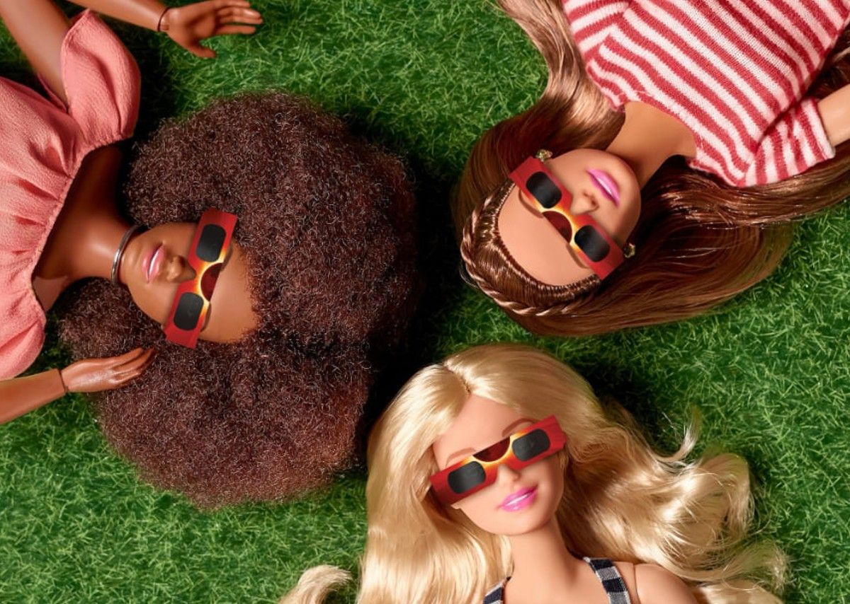 Чоловік знайшов купу ляльок Барбі у лісі Чоловік знайшов купу ляльок Барбі у лісі