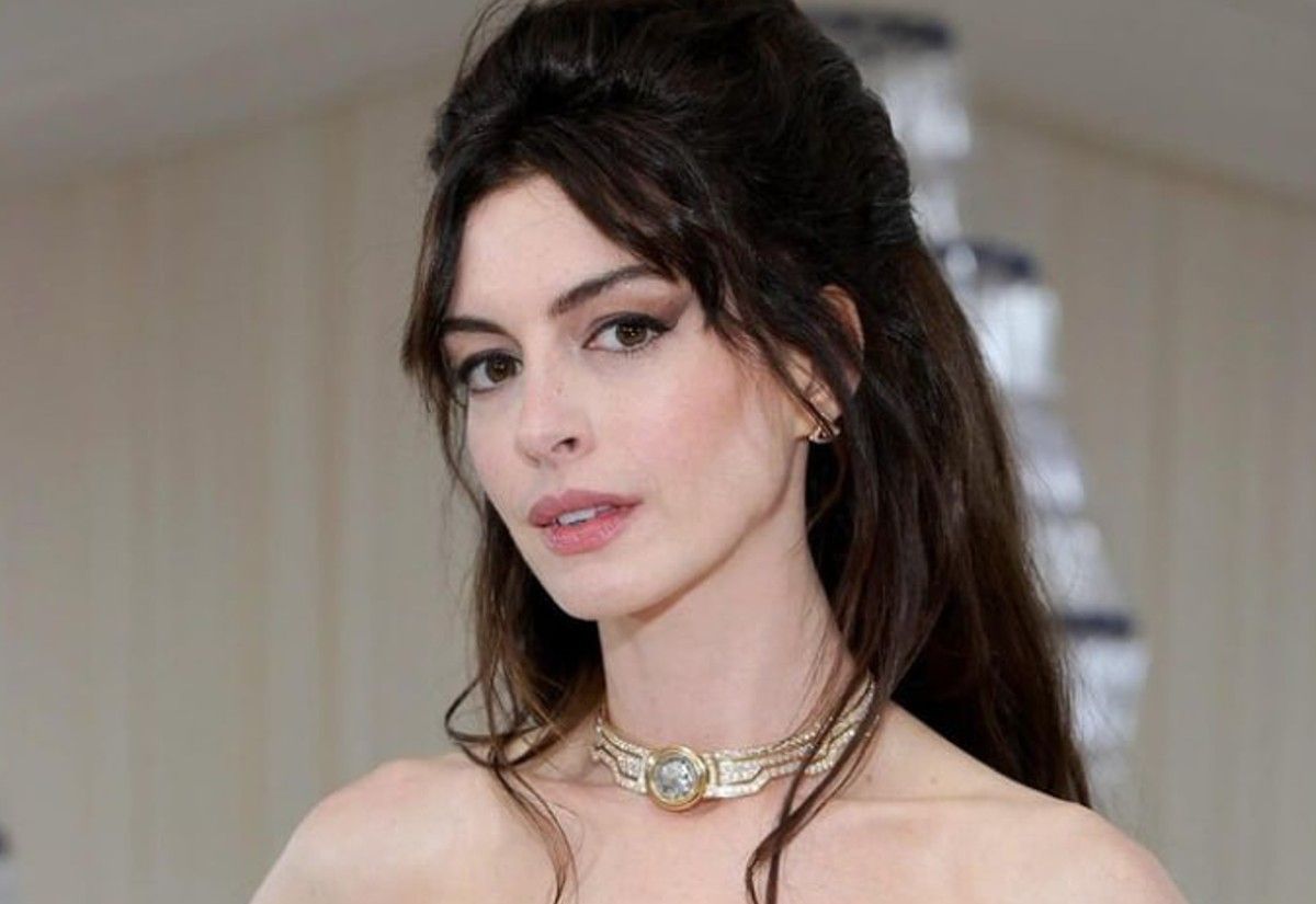 Энн Хэтэуэй с начесом Энн Хэтэуэй с начесом