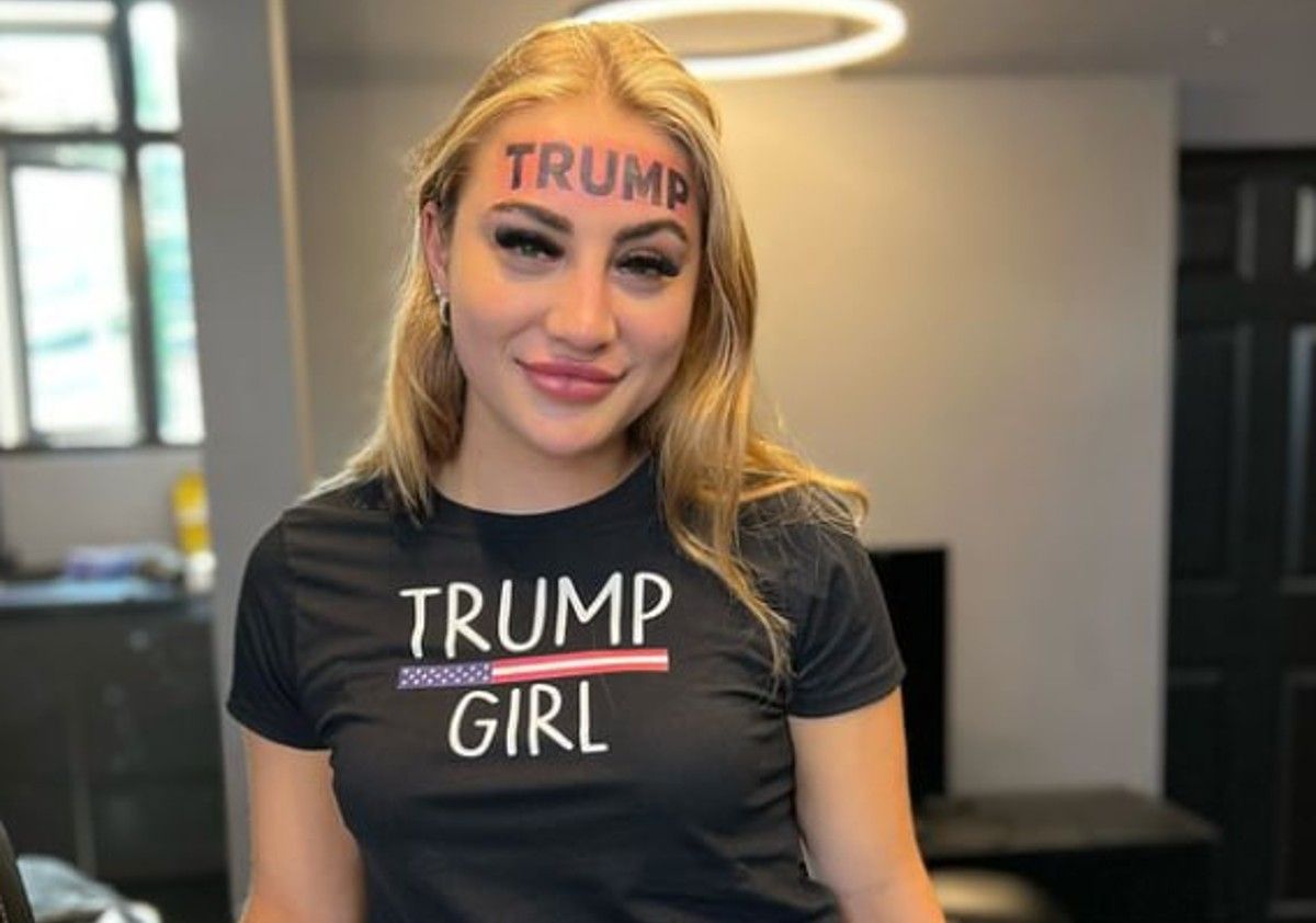 ДІвчина зробила тату на лобі ДІвчина зробила тату на лобі