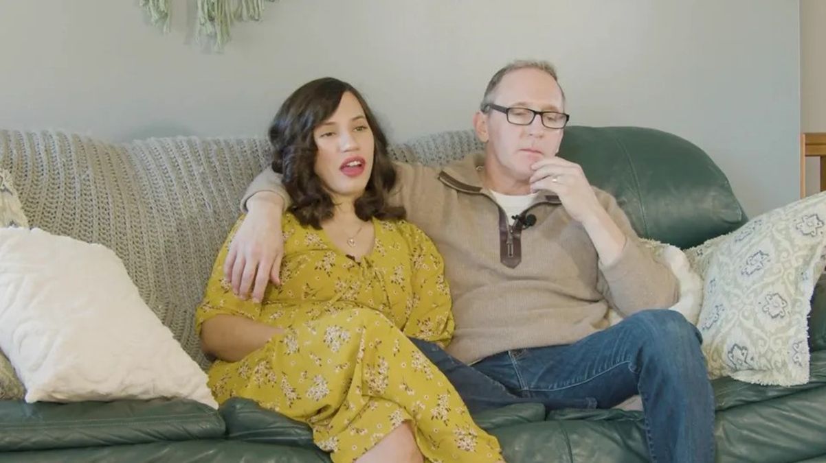 Чоловік платить дружині за роботу домогосподарки Чоловік платить дружині за роботу домогосподарки