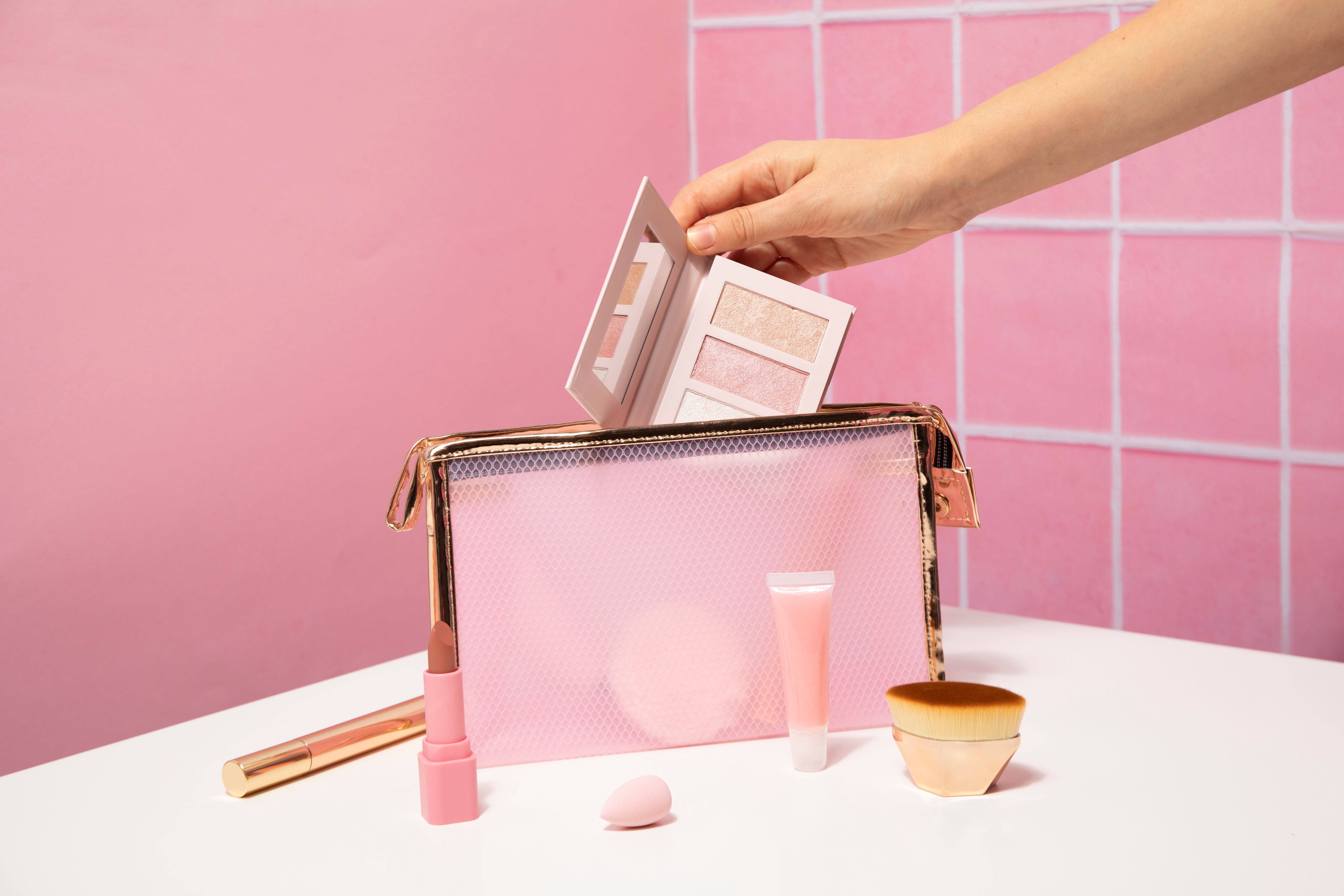 Зібрати косметичку у подорож буває непросто Зібрати косметичку у подорож буває непросто