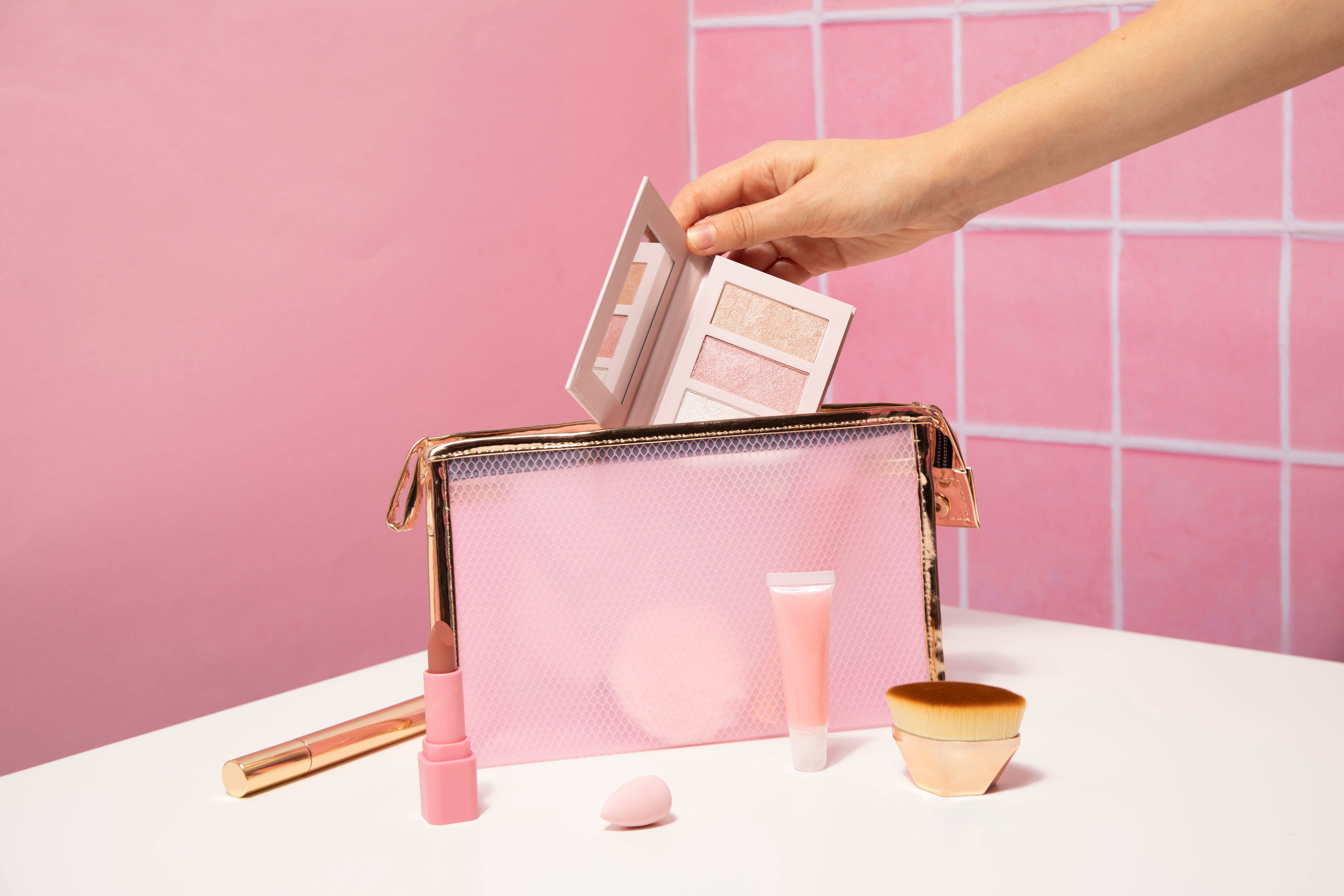 Собрать косметичку в путешествие бывает непросто Собрать косметичку в путешествие бывает непросто