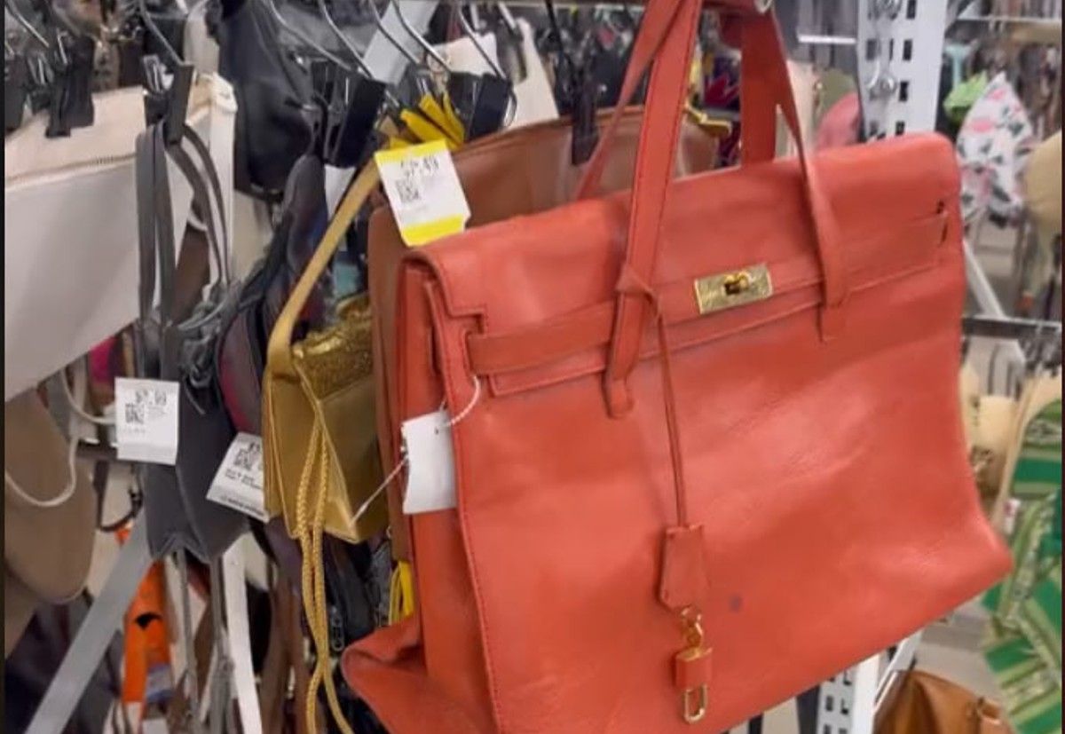 Жінка знайшла сумку у комісійному магазині Жінка знайшла сумку у комісійному магазині