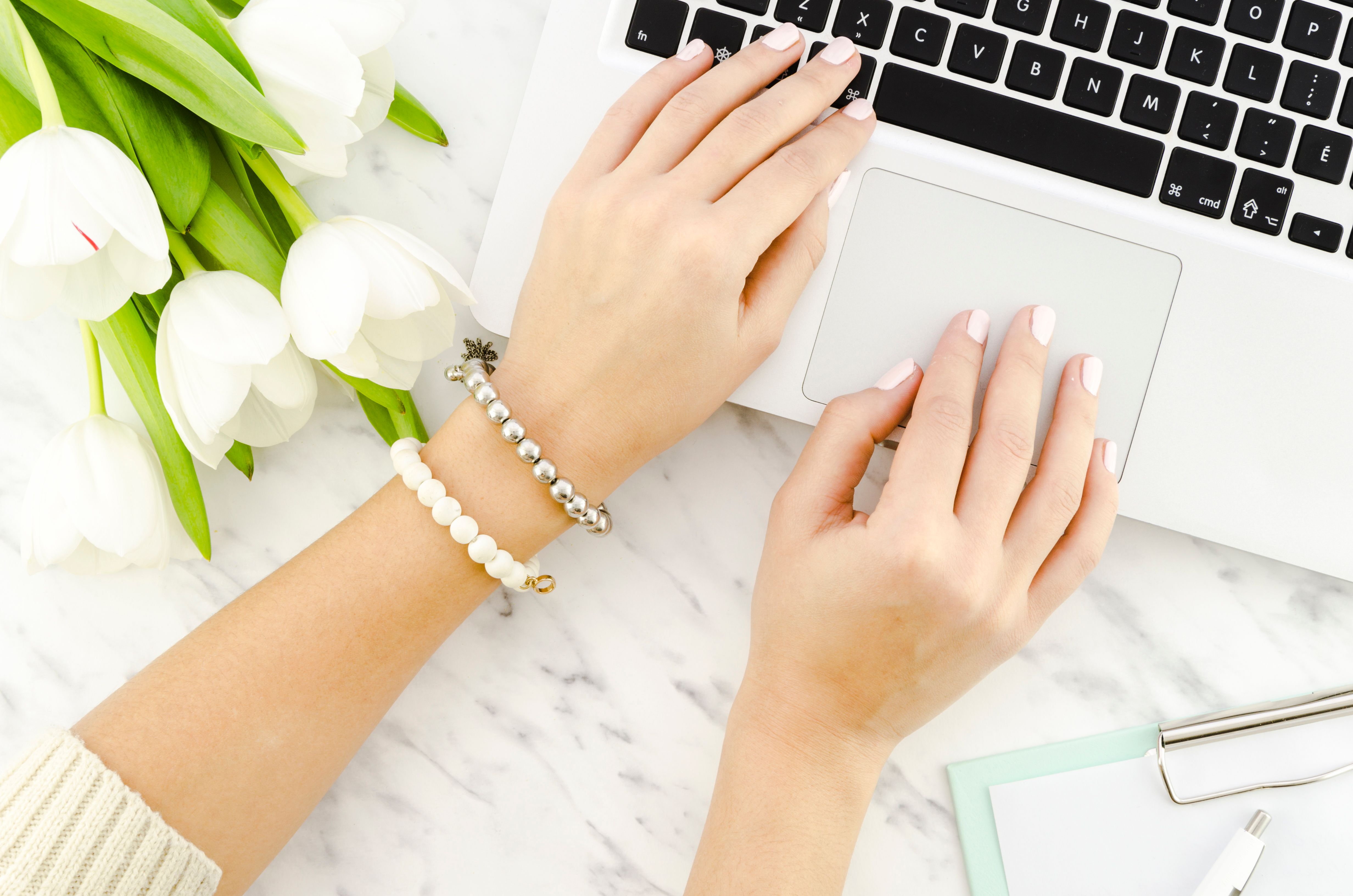 Одягнути браслет самотужки буває непросто Одягнути браслет самотужки буває непросто