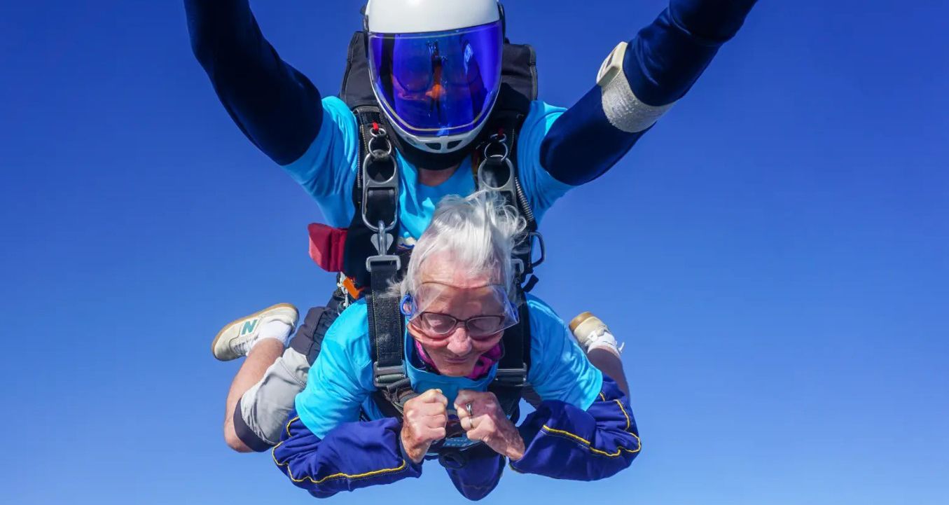 Манетт Бейли в 102 года прыгнула с парашютом Манетт Бейли в 102 года прыгнула с парашютом