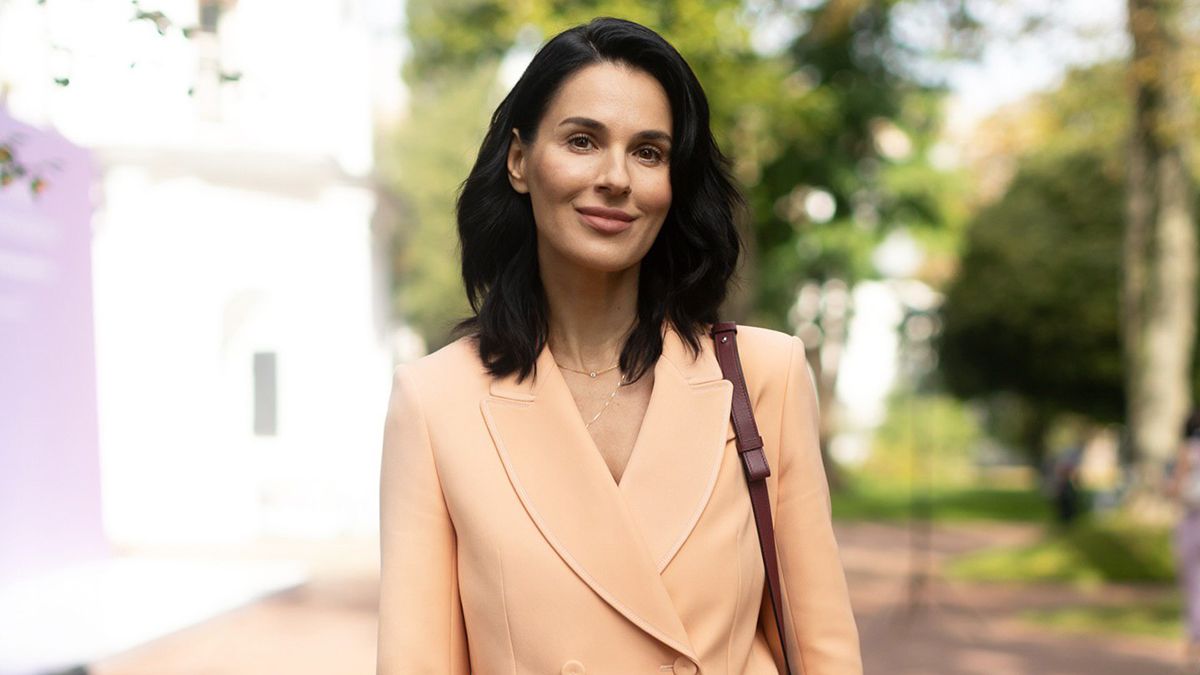 Маша Ефросинина в персиковом костюме Маша Ефросинина в персиковом костюме