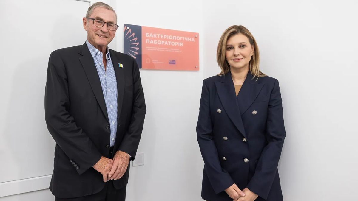 Елена Зеленская в синем пиджаке Елена Зеленская в синем пиджаке