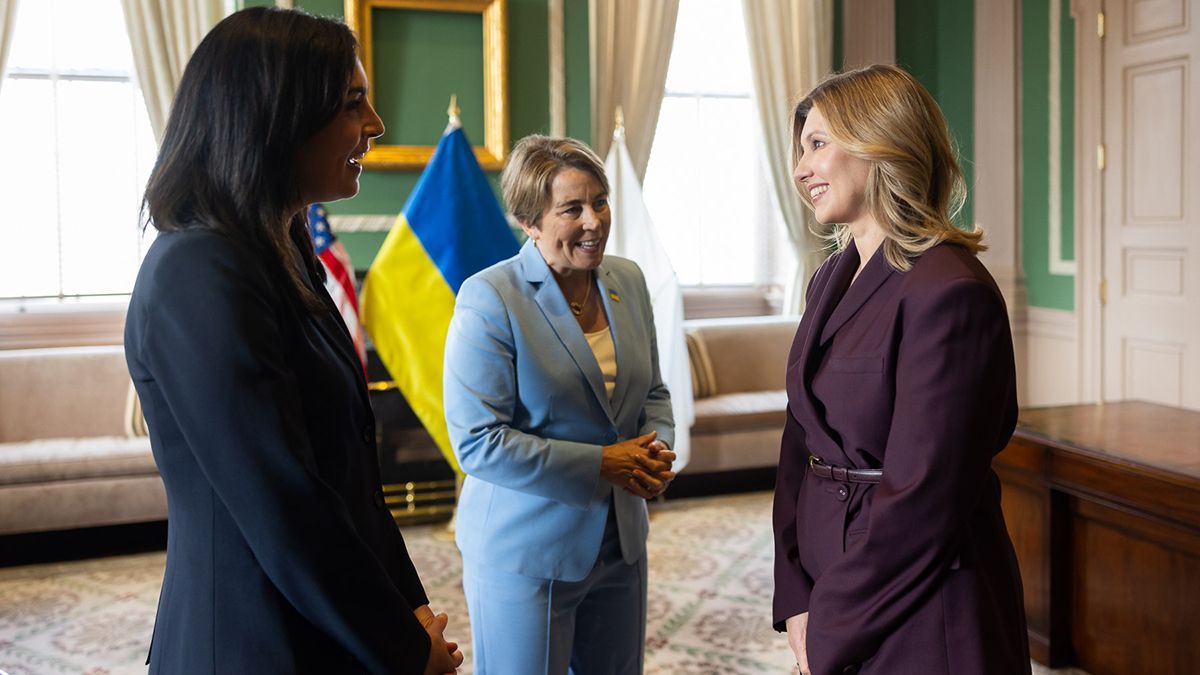 Елена Зеленская в стильном костюме Елена Зеленская в стильном костюме