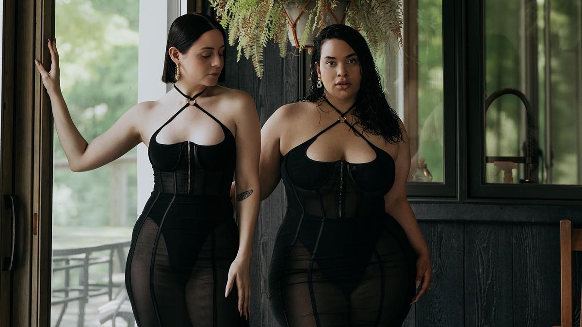 Дівчата одягають однакове вбрання різних розмірів Дівчата одягають однакове вбрання різних розмірів