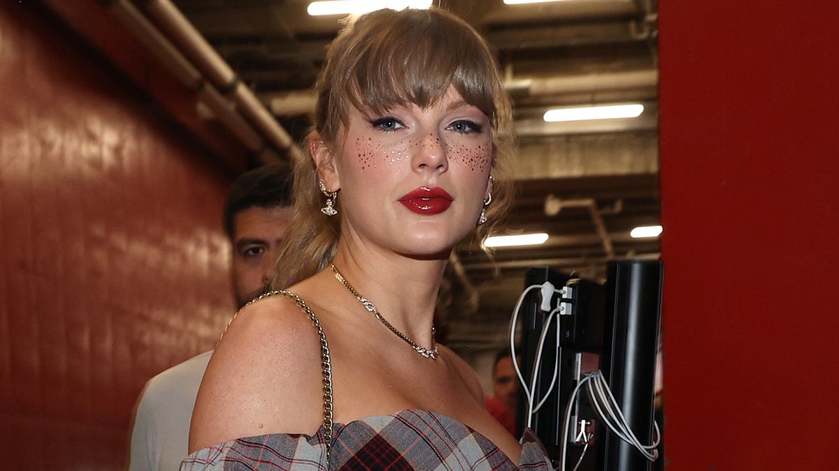 Тейлор Свифт в тату-веснушках Тейлор Свифт в тату-веснушках