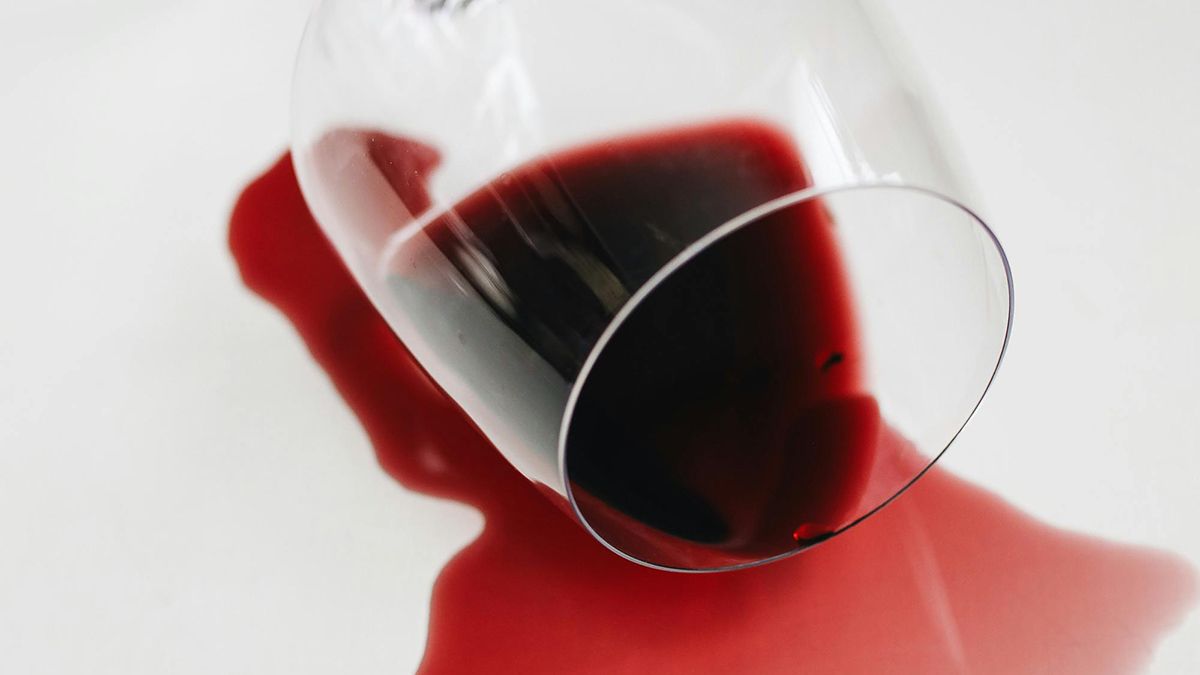 Лайфхаки, які виведуть пляму від вина Лайфхаки, які виведуть пляму від вина