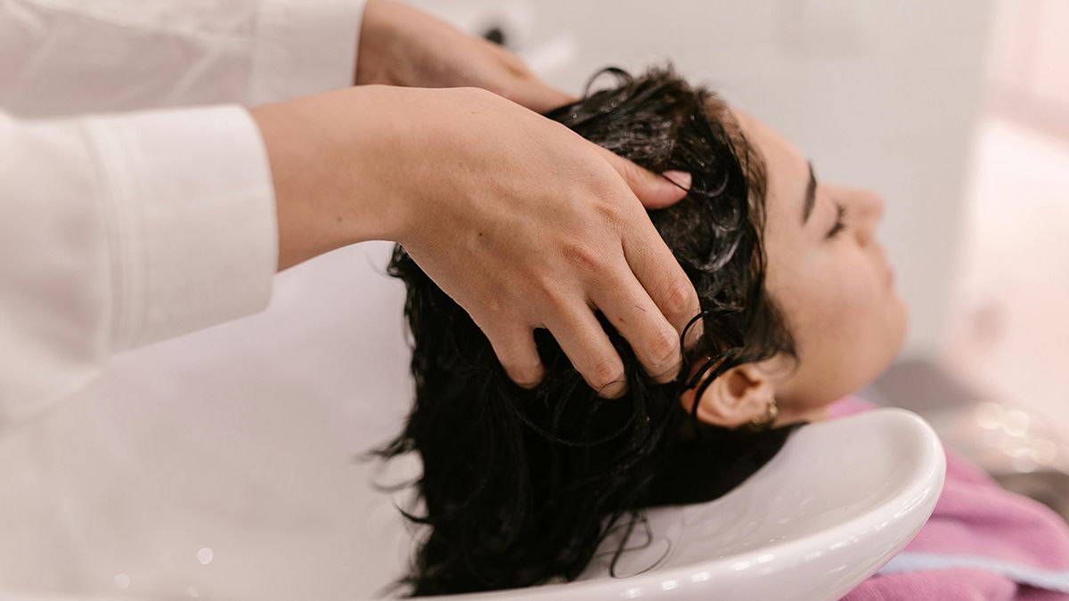 Для кожного типу волосся маску треба наносити по-різному Для кожного типу волосся маску треба наносити по-різному