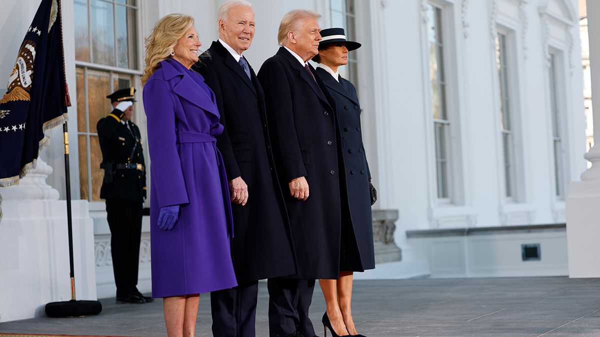 Подружжя Байденів обрало для себе вбрання у фіолетовому кольорі Подружжя Байденів обрало для себе вбрання у фіолетовому кольорі