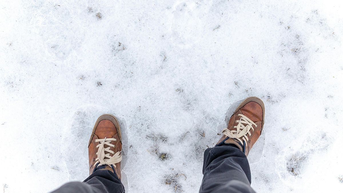 Поради, які допоможуть прибрати сіль з взуття Поради, які допоможуть прибрати сіль з взуття