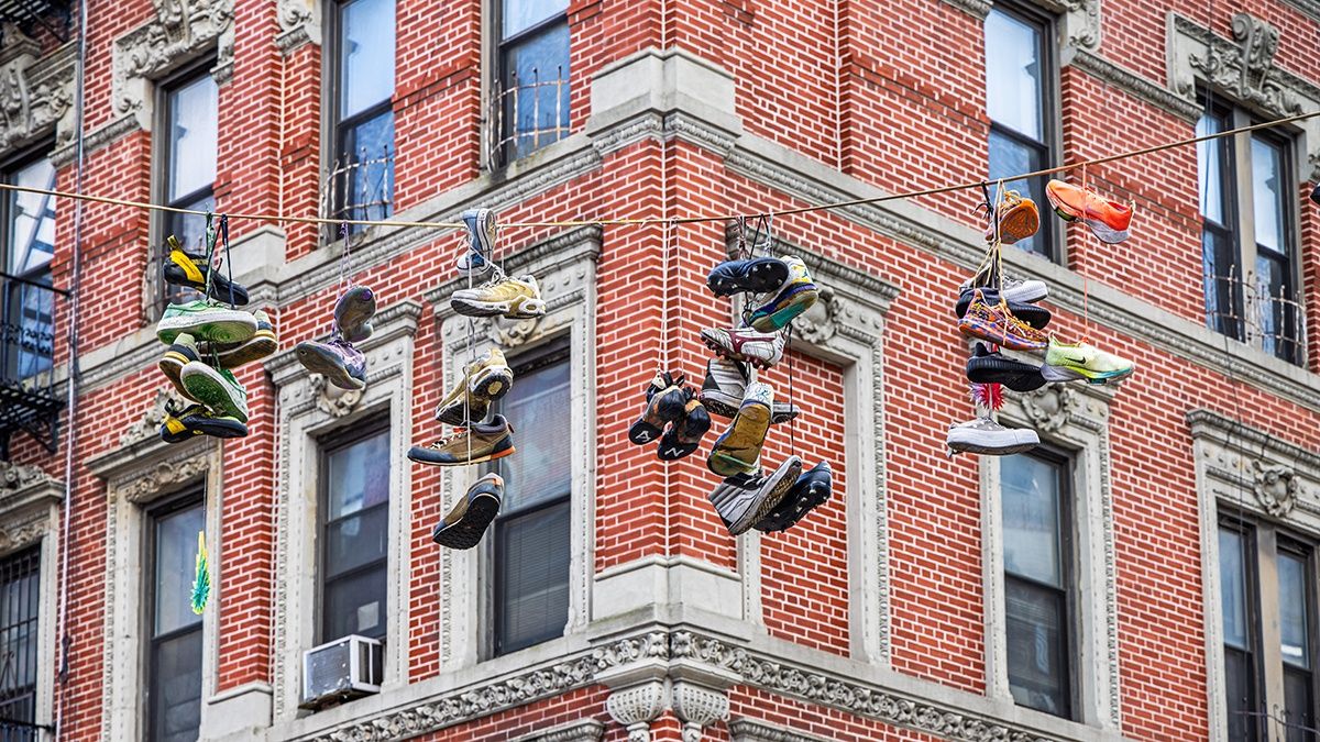 Кросівки закидають на дроти з кількох причин Кросівки закидають на дроти з кількох причин