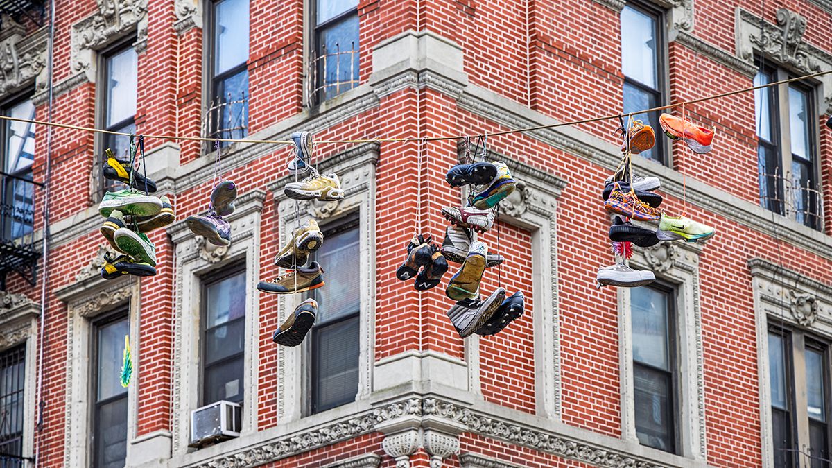 Кроссовки забрасывают на провода по нескольким причинам Кроссовки забрасывают на провода по нескольким причинам