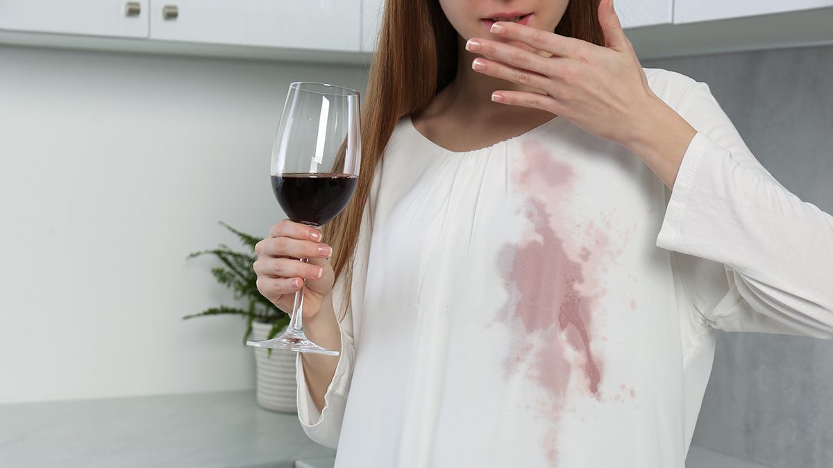 Красное вино можно легко вывести с одежды Красное вино можно легко вывести с одежды