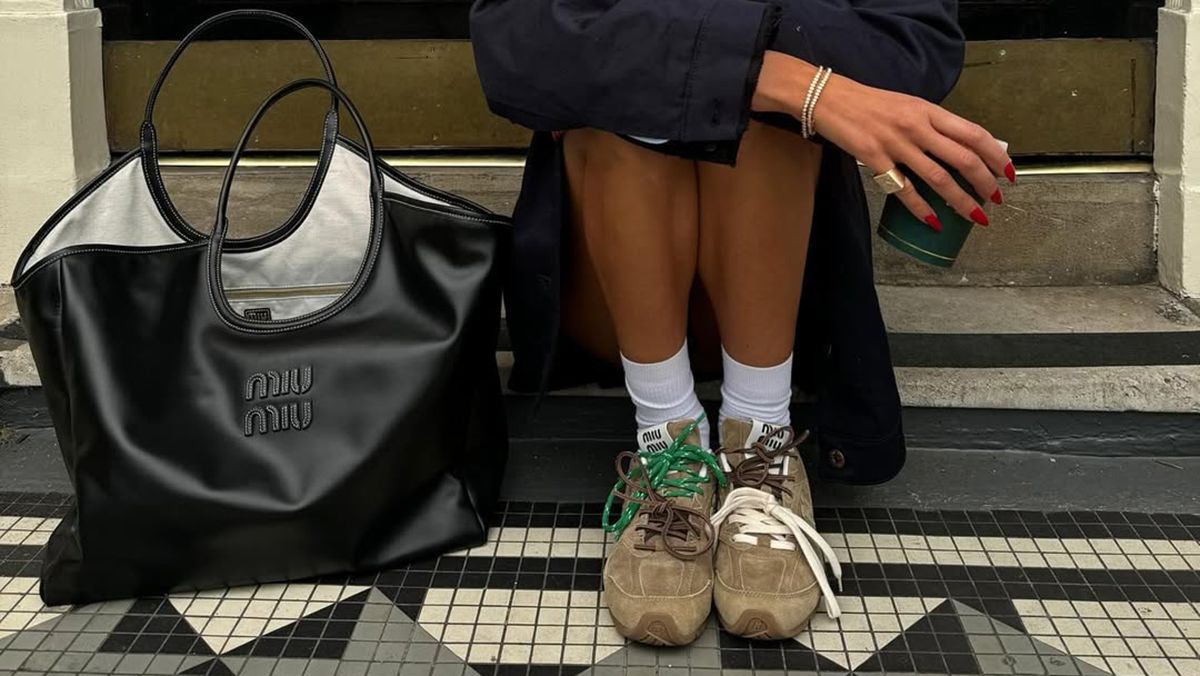 Замшеві кросівки стали трендом 2025 року Замшеві кросівки стали трендом 2025 року