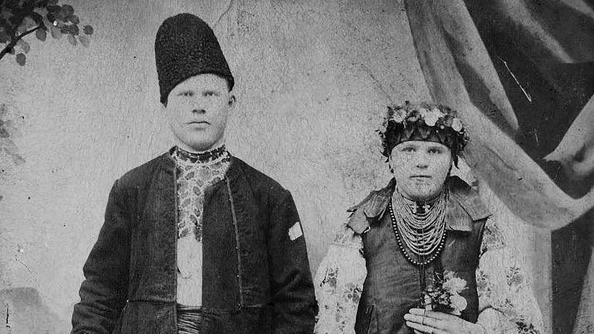 Молоде подружжя у вишиванках Молоде подружжя у вишиванках