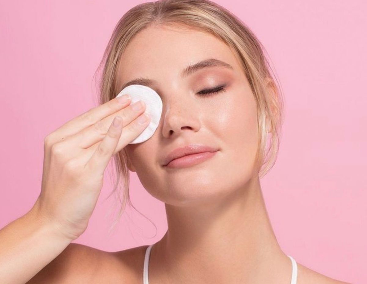 Які помилки у знятті макіяжу старять шкіру Які помилки у знятті макіяжу старять шкіру