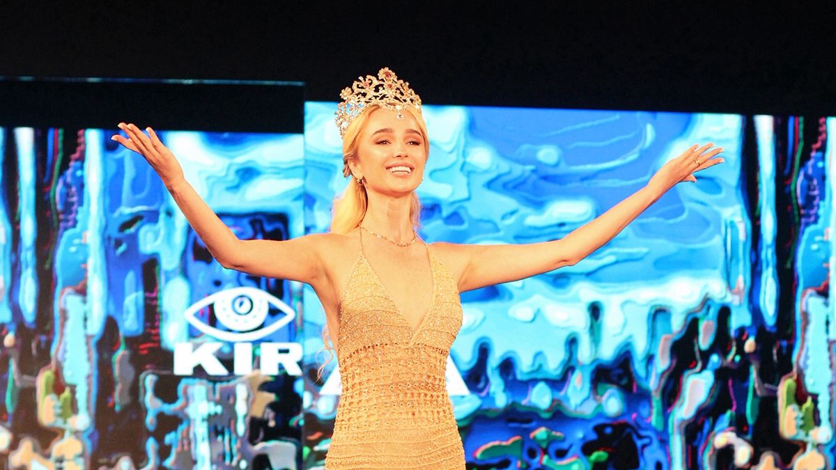 Красуня у вишуканому вбранні Красуня у вишуканому вбранні