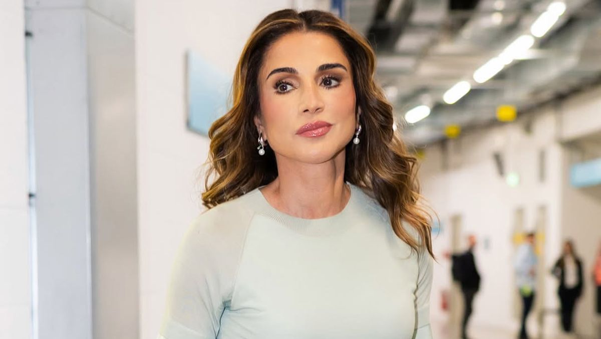 Королева Рания в стильных штанах Королева Рания в стильных штанах