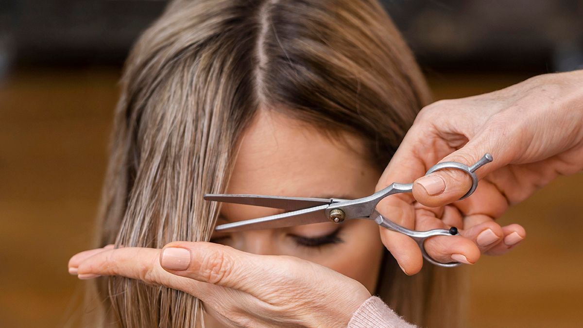 Челку можно обрезать самостоятельно