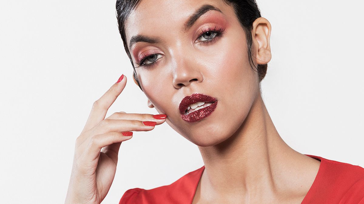 Темний колір помади старить Темний колір помади старить